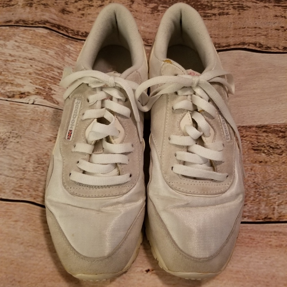 Tennis shoes